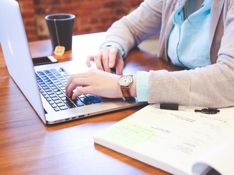 Sinh viên nên mua laptop hãng nào?